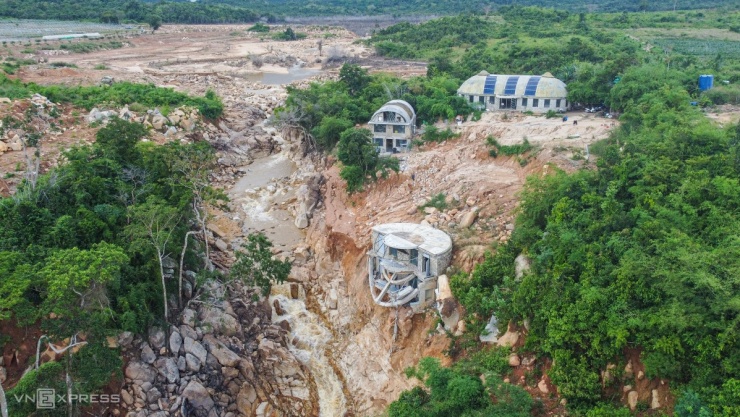 Trang trại trên núi tan hoang sau vỡ hồ nước - 5