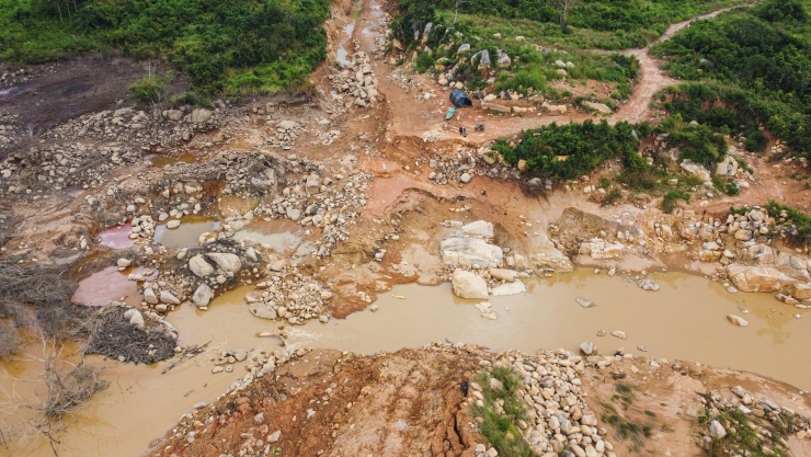 Trang trại trên núi tan hoang sau vỡ hồ nước - 7