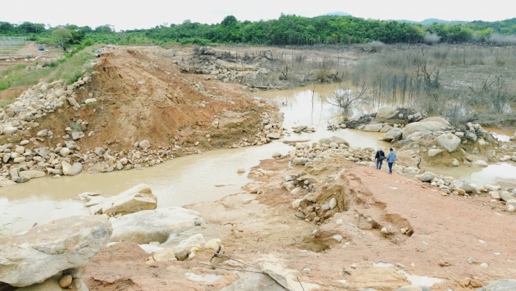Trang trại trên núi tan hoang sau vỡ hồ nước - 8