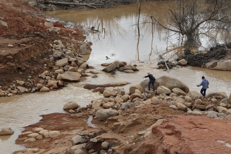 Trang trại trên núi tan hoang sau vỡ hồ nước - 9