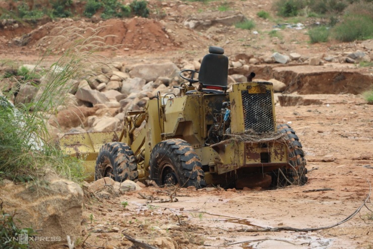 Trang trại trên núi tan hoang sau vỡ hồ nước - 10