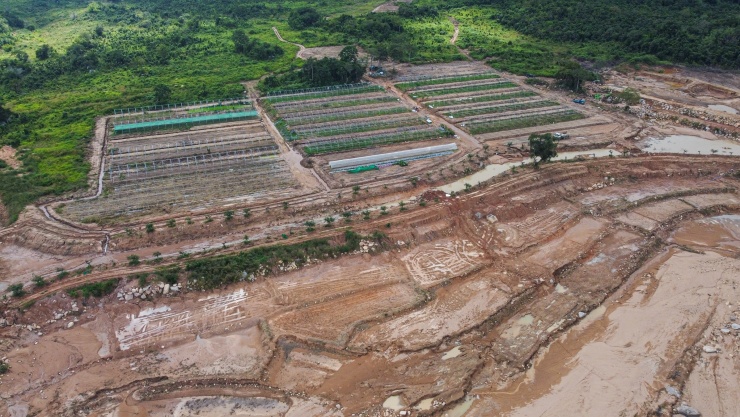 Trang trại trên núi tan hoang sau vỡ hồ nước - 12