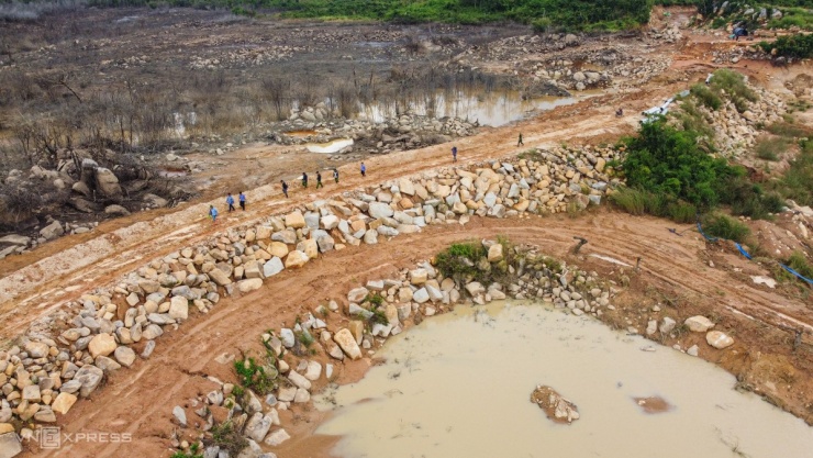 Trang trại trên núi tan hoang sau vỡ hồ nước - 15