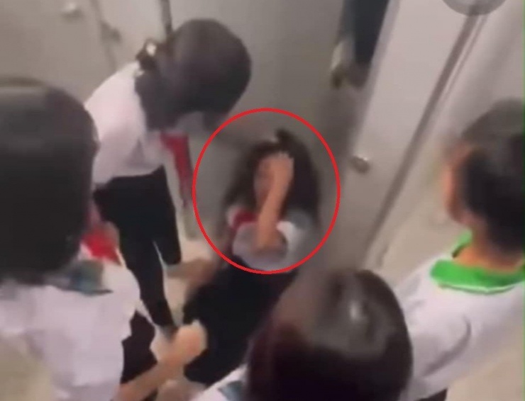 Nữ sinh bị đánh đập trong khu vực nhà vệ sinh của trường