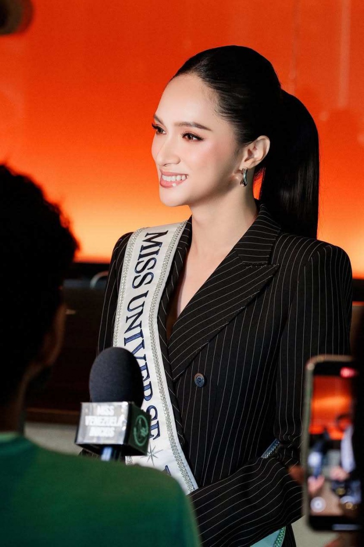 Trong những ngày đầu mới có mặt tại Miss Universe 2025, Hương Giang mặc bộ vest đen sọc nhỏ trắng mang đậm vẻ quyền lực.