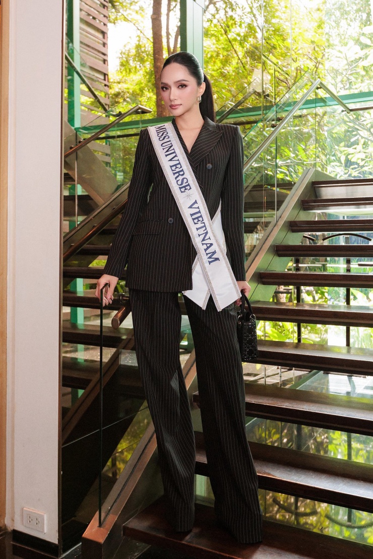 Với phong cách này, nhiều fan còn hài hước bình luận: "Nhìn như này rồi không biết Giang là thí sinh hay làm giám khảo nữa".