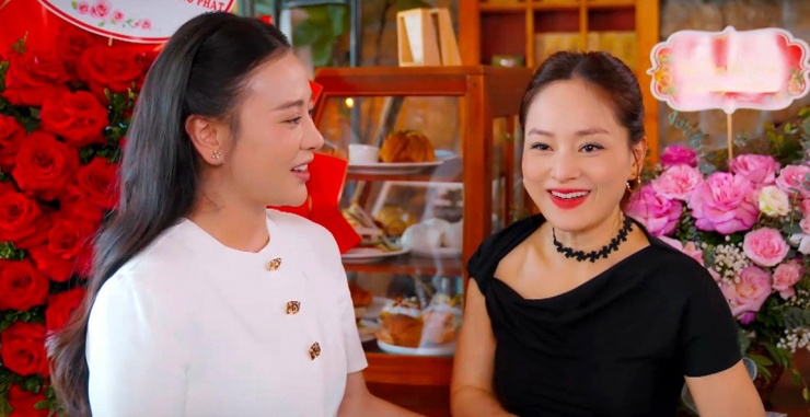 Lan Phương và Phương Oanh trong một cảnh phim. 