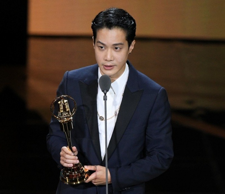 Tiết Sĩ Lăng và hàng chục ngôi sao khác đánh mất danh tiếng vì trốn nghĩa vụ quân sự.