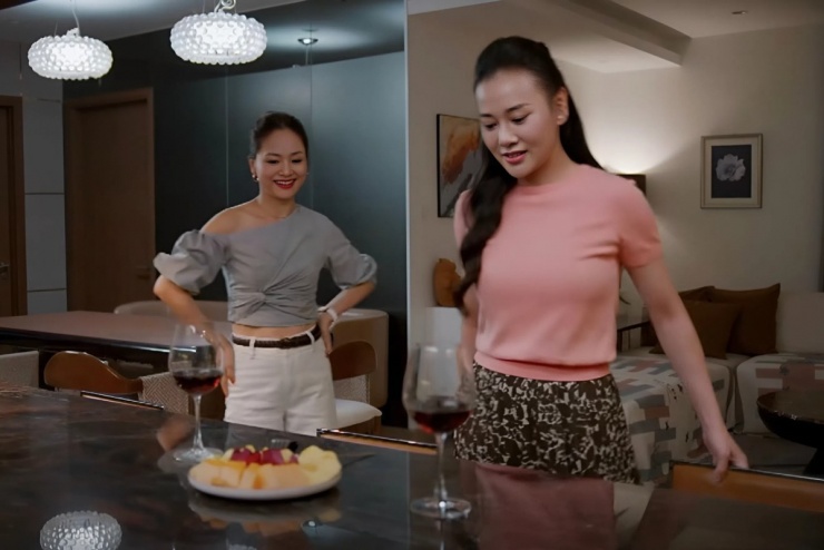 Cách ăn mặc cho thấy sự khác biệt trong tính cách của Mỹ Anh và Linh: Một người là quý cô của gia đình còn một người sống phóng khoáng, có phần 'tưng tửng'.