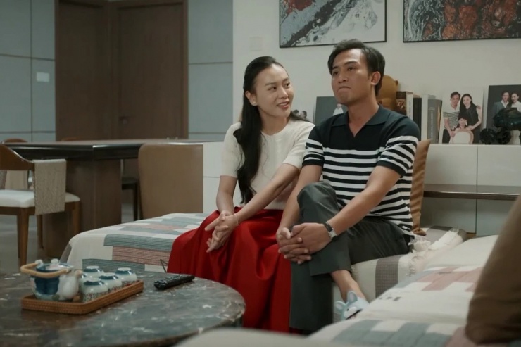 Cách mix áo dệt kim ngắn tay cùng chân váy xòe nhẹ nhàng tạo hình ảnh 'hào môn' được Phương Oanh ưa chuộng qua nhiều tập phim.