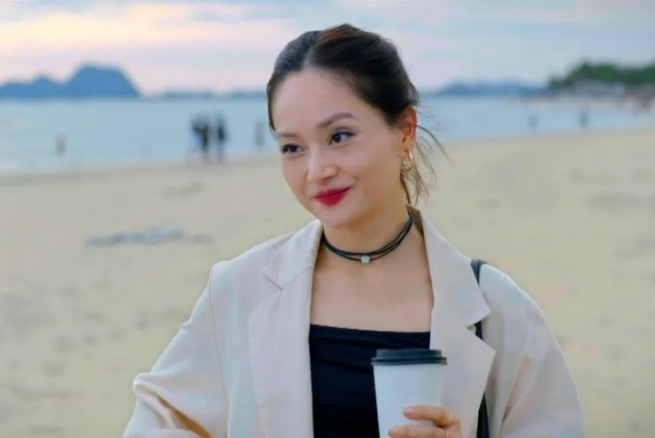 Diện mạo tinh nghịch của Linh được tô điểm bằng những món phụ kiện như choker, vòng cổ nhiều lớp, thắt lưng da to bản.