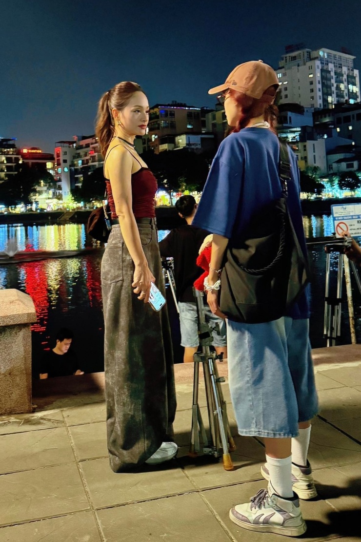 Đối lập với Phương Oanh, Lan Phương 'lột xác' phong cách qua những bộ đồ cá tính, có phần ngổ ngáo.