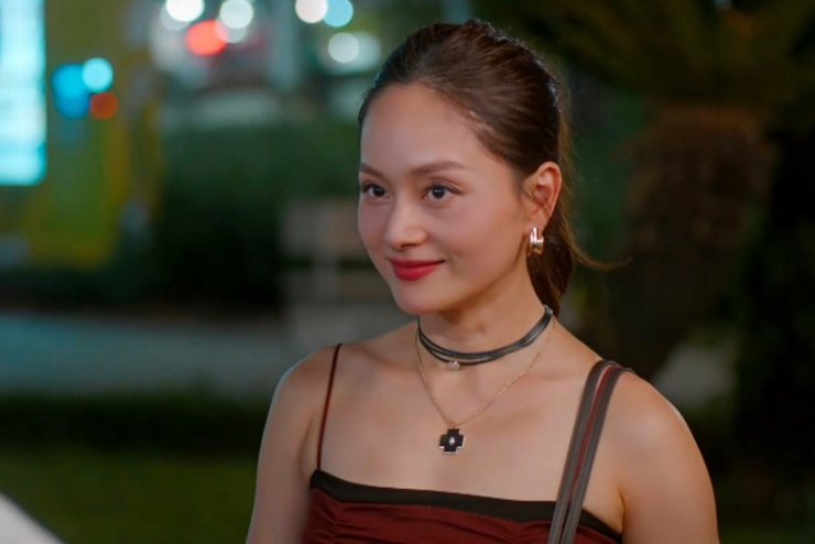 Cô thường mặc áo/đầm hai dây, đồ trễ nải hay những kiểu dáng được giới trẻ yêu thích như quần jeans ống rộng, blazer...