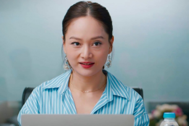 Hoa tai cầu kỳ bản lớn cũng thường được Lan Phương sử dụng.