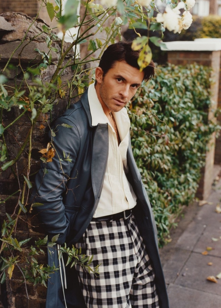 Trước khi công khai là người đồng tính, Jonathan Bailey nói từng nhiều năm giấu kín cuộc sống riêng vì sợ sẽ đánh mất sức hút với khán giả, khó có cơ hội nhận vai diễn. Sau đó, anh quyết định sống thật với bản thân vì không muốn tiếp tục chịu đựng sự căng thẳng, mệt mỏi.