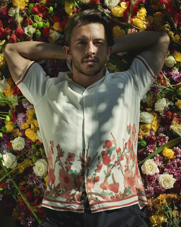 Jonathan Bailey, 37 tuổi, lớn lên ở vùng nông thôn Oxfordshire của Anh cùng bố mẹ và ba chị gái. Anh nổi tiếng sau khi đóng vai Tử tước Anthony thuộc series Bridgerton năm 2020. Hai năm sau, anh tiếp tục gây chú ý khi đóng vai chính trong phần hai của phim. Năm 2024, diễn viên nhận đề cử Emmy Nam phụ xuất sắc nhờ màn thể hiện trong phim truyền hình Fellow Travelers.