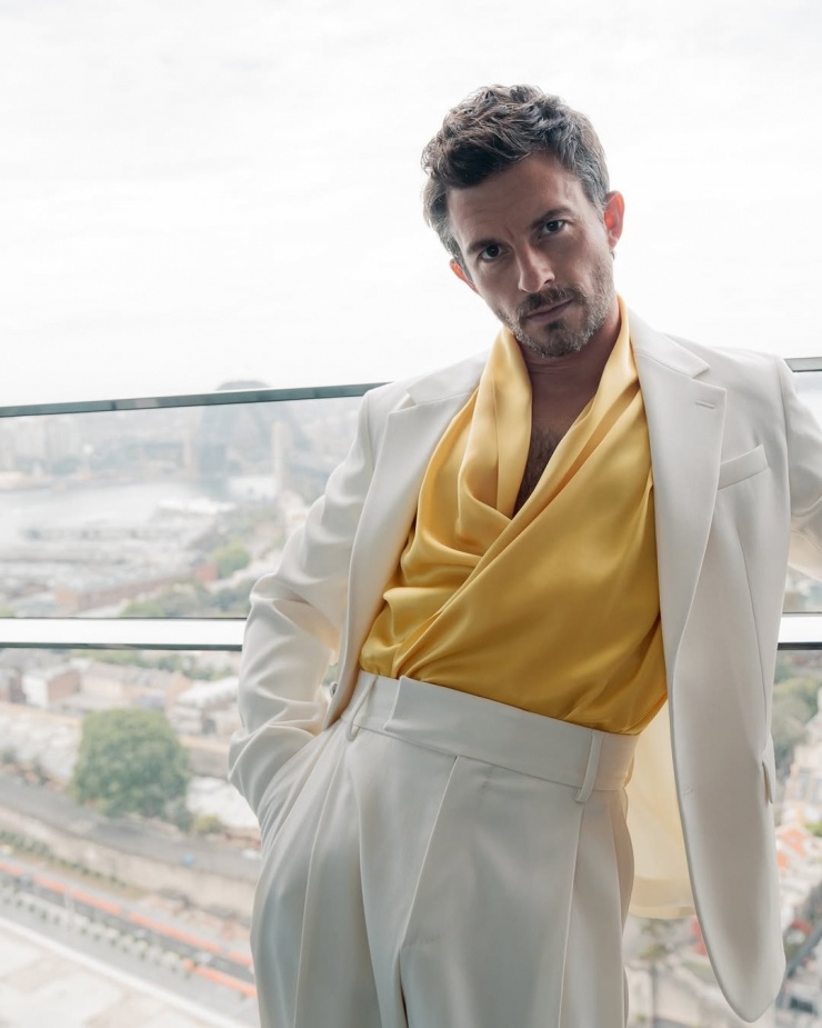 Vogue nhận xét tài tử có gu mặc đẹp, hài hòa giữa vẻ nam tính và nữ tính. Anh thường chọn suit cách tân, quần tây phá cách, sơ mi lụa khi đi sự kiện.