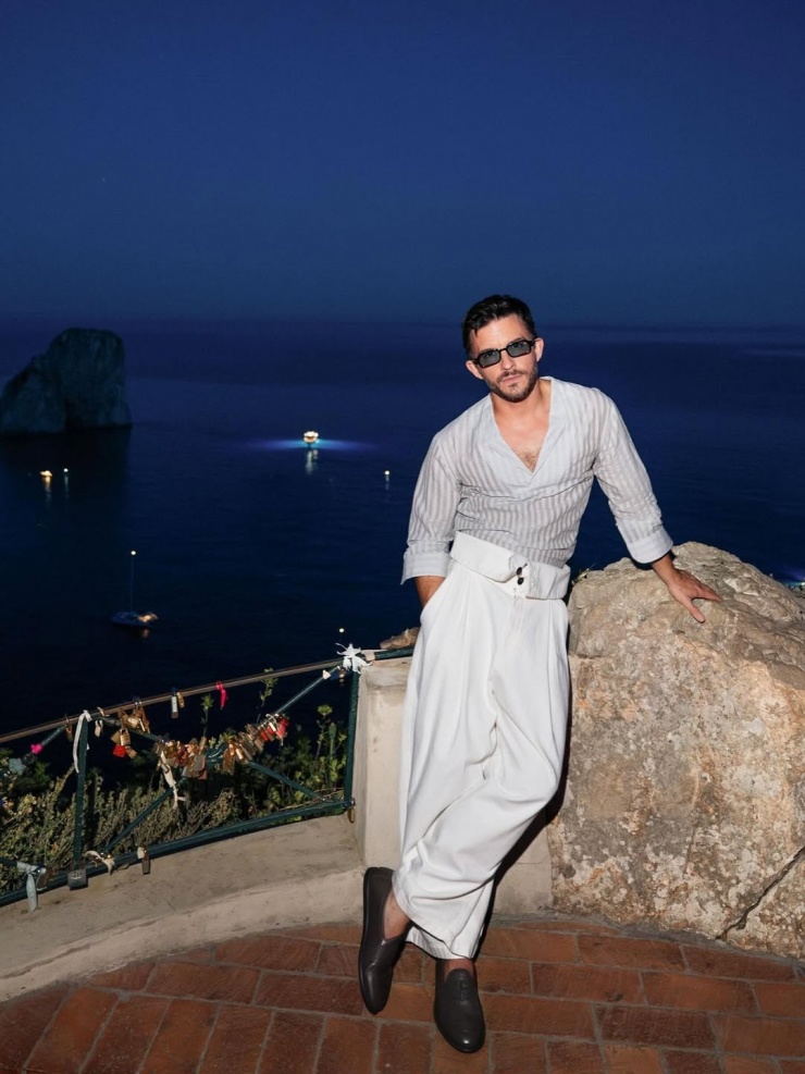 Phong cách thanh lịch của Bailey với áo blouse kẻ sọc và quần cạp cao ống thụng.