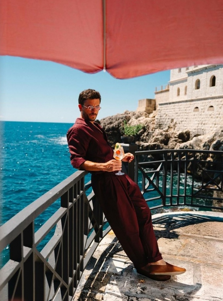 Bailey thử nghiệm màu sắc phong phú, diện các tông kén nam giới mặc, trong đó có đỏ rượu, vàng neon, tím. Để giữ vóc dáng, anh tập gym đều đặn, chơi tennis, múa ballet.