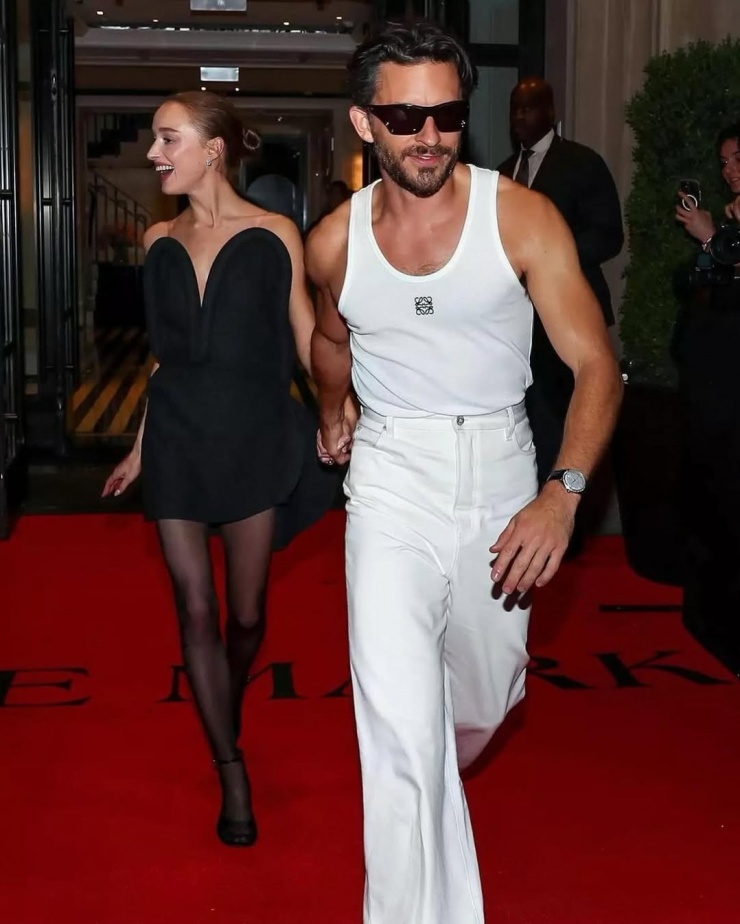 Tại một sự kiện thời trang, anh diện cả bộ màu trắng với áo ba lỗ của Loewe và quần ống rộng. Nghệ sĩ thêm đồng hồ và kính mắt để tăng vẻ sang trọng.