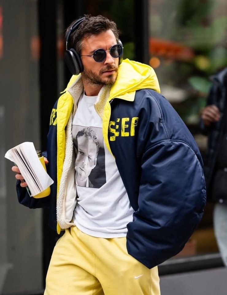 Bailey duy trì phong cách đường phố năng động, khỏe khoắn với áo phông, tracksuit, quần thể thao, áo khoác bomber, sneakers.