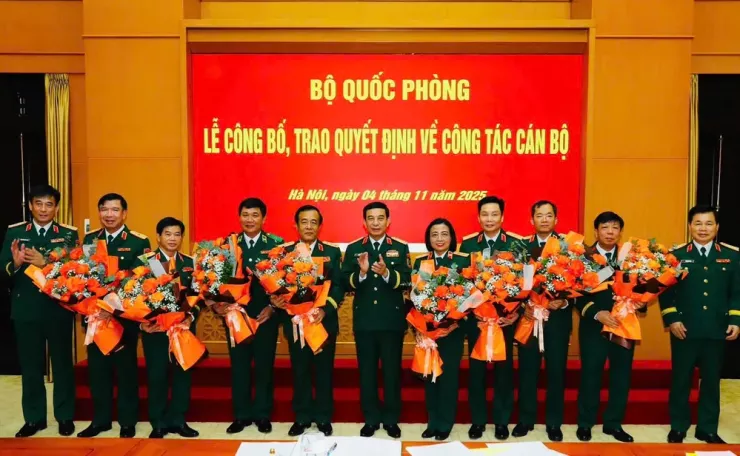 Lễ công bố, trao quyết định về công tác cán bộ của Bộ Quốc phòng. Trong đó, thăng quân hàm từ Đại tá lên Thiếu tướng đối với ông Lương Đình Chung, Bí thư Đảng ủy, Chính ủy Quân khu 5.