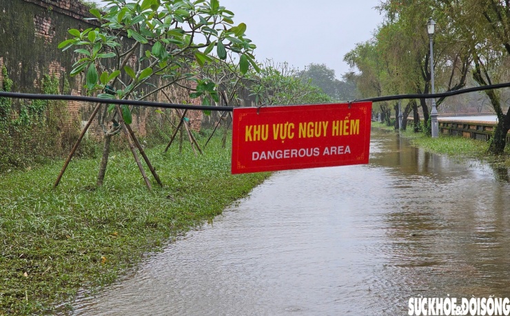 Hiện trường đoạn bờ tường Hoàng thành Huế bị mưa lũ 'kéo sập' - 1