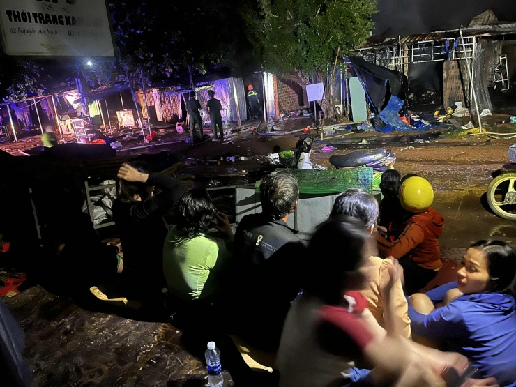 Hơn 2 giờ sáng, nhiều tiểu thương ngồi trước chợ bần thần khi nhìn thấy tài sản bị thiêu rụi