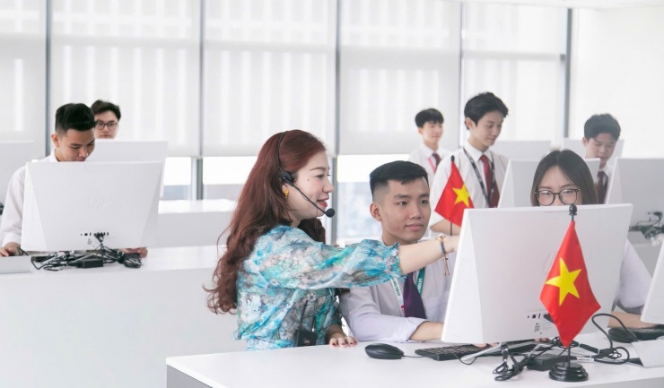 Giảng viên và sinh viên Trường Đại học Văn Lang trong một buổi học.