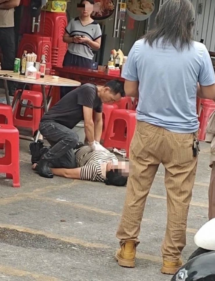 Người phụ nữ ngất tại quán ăn. Ảnh: QQ