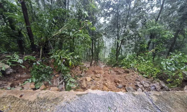 Mưa to kỷ lục thứ 2 thế giới xé nát đường lên Bạch Mã - 2