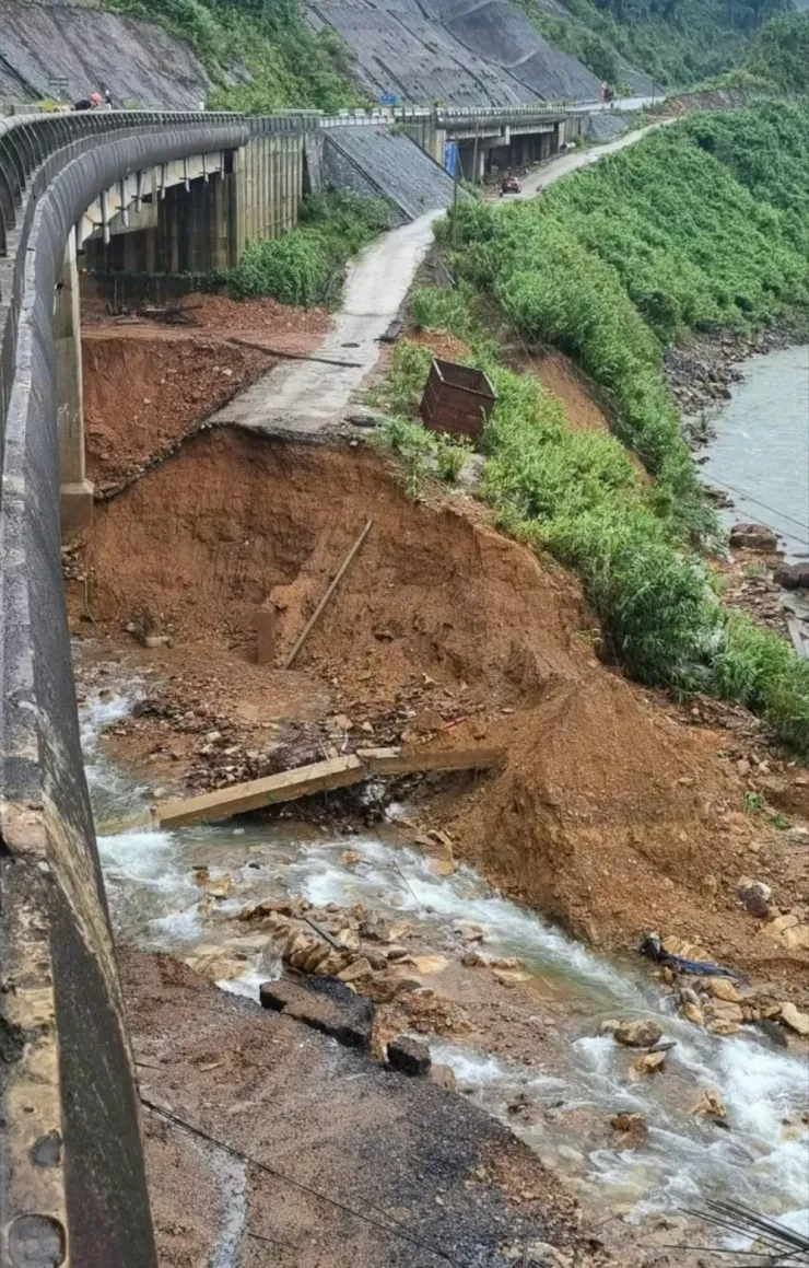 Mưa to kỷ lục thứ 2 thế giới xé nát đường lên Bạch Mã - 5