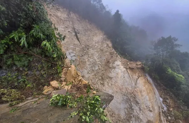 Mưa to kỷ lục thứ 2 thế giới xé nát đường lên Bạch Mã - 3