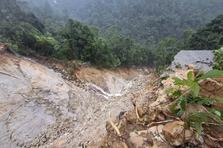 Mưa to kỷ lục thứ 2 thế giới xé nát đường lên Bạch Mã - 4