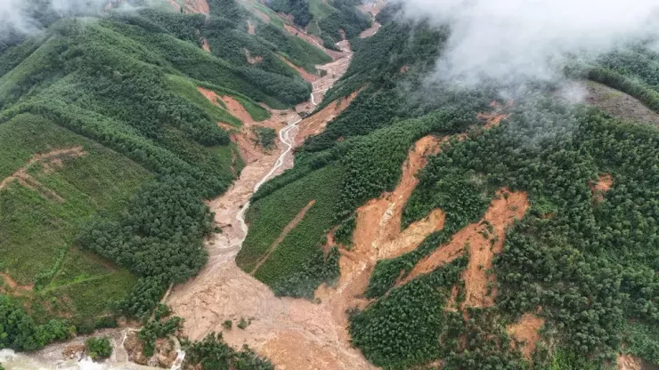 Mưa to kỷ lục thứ 2 thế giới xé nát đường lên Bạch Mã - 7