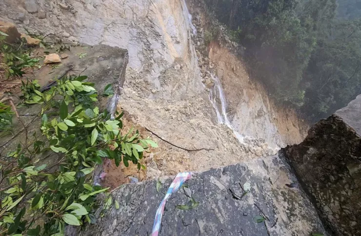 Mưa to kỷ lục thứ 2 thế giới xé nát đường lên Bạch Mã - 6