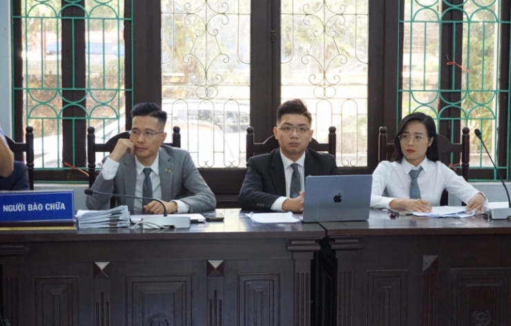 Luật sư Lê Hồng Hiển (bên trái) cùng hai luật sư bào chữa cho anh Thái Khắc Thành.