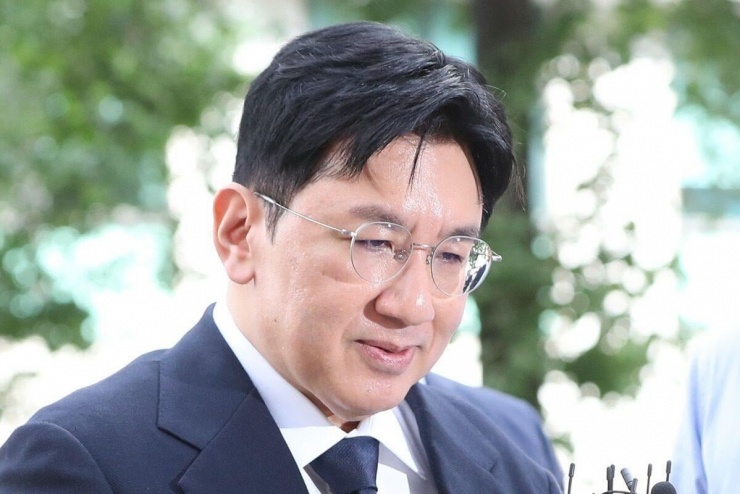 Chủ tịch HYBE - Bang Si Hyuk xếp thứ hai với tám phiếu, liên quan đến cuộc điều tra cáo buộc gian lận tài chính kéo dài nhiều tháng. Theo cơ quan giám sát tài chính Hàn Quốc (FSS), Bang bị nghi đã thao túng và che giấu thông tin liên quan đến việc niêm yết cổ phiếu của HYBE, qua đó giúp bản thân và một số quỹ đầu tư thu lợi hàng trăm tỷ won. Vụ việc được cho là bắt nguồn từ giai đoạn 2019-2020, khi HYBE (khi đó là BigHit Entertainment) chuẩn bị IPO nhưng chưa công bố rộng rãi. Cảnh sát và Viện Kiểm sát Seoul đã nhiều lần xin lệnh khám xét trụ sở HYBE, trong khi Bang Si Hyuk đã trở về Hàn Quốc để hợp tác điều tra.