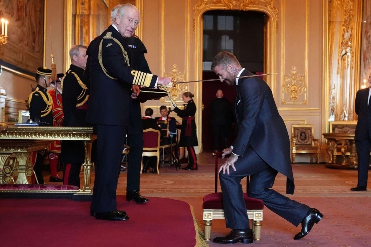 Khoảnh khắc Beckham quỳ trước Vua Charles III trong lễ tấn phong HIệp sỹ.