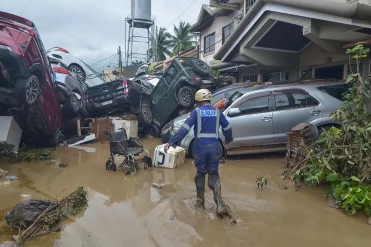 Tổng thư ký Hội Chữ thập đỏ Philippines Gwendolyn Pang cho biết một số người dân vẫn bị mắc kẹt trong nước lũ. Ảnh: Alan Tangcawan/AFP