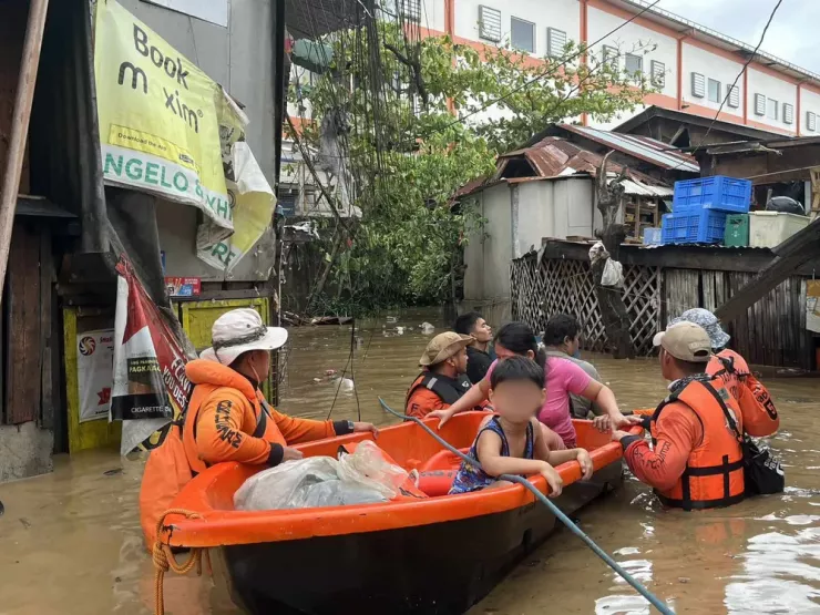 Lực lượng cứu hộ giải cứu người dân mắc kẹt do nước lũ dâng từ bão Kalmaegi ngày 4-11. Ảnh: X