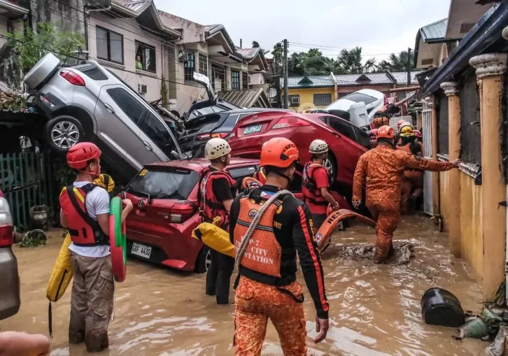 Ngày 4-11, tại khu Villa del Rio ở Bacayan, thành phố Cebu, nước lũ do Kalmaegi (Philippines gọi là bãoTino) dâng cao tới tầng hai, làm hư hại nhiều ô tô. Người dân được lực lượng cứu hộ đưa ra ngoài an toàn. Ảnh: Juan Carlo de Vela/X/SUN STAR