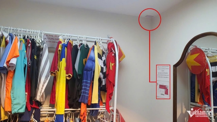 Camera tiệm ảnh đã bị tháo gỡ sau sự việc. Ảnh: T.D