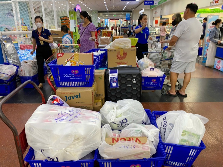 Người dân đổ xô tích trữ lương thực trước bão Kalmaegi - 2