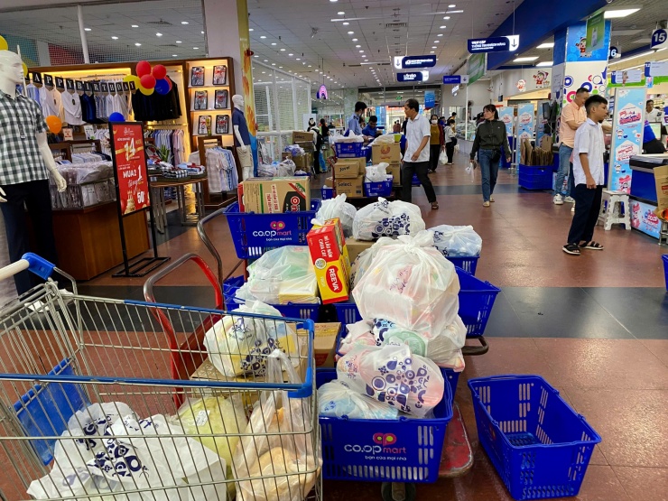 Những thùng đồ xếp đống trong siêu thị, chờ vận chuyển về nhà. Các mặt hàng chủ yếu là mì tôm, rau quả, thịt tươi sống. Ảnh: Thanh Tùng