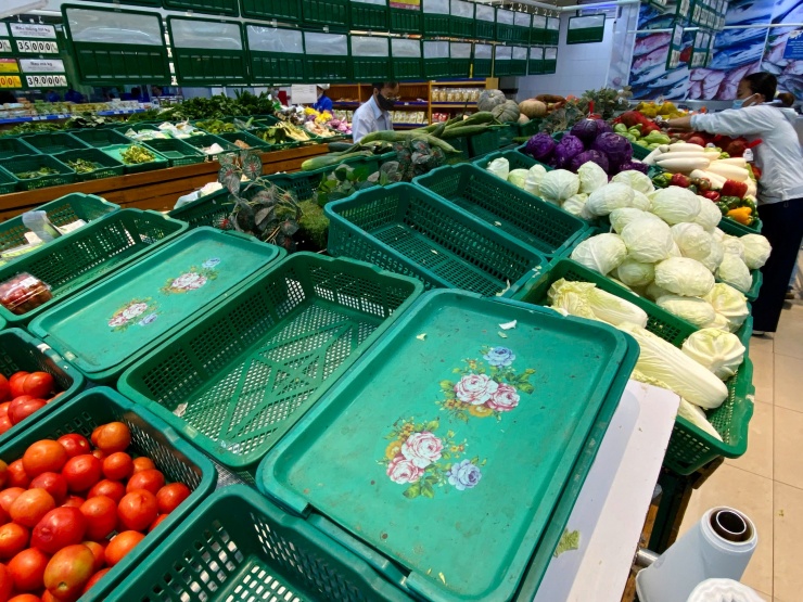 Người dân đổ xô tích trữ lương thực trước bão Kalmaegi - 6