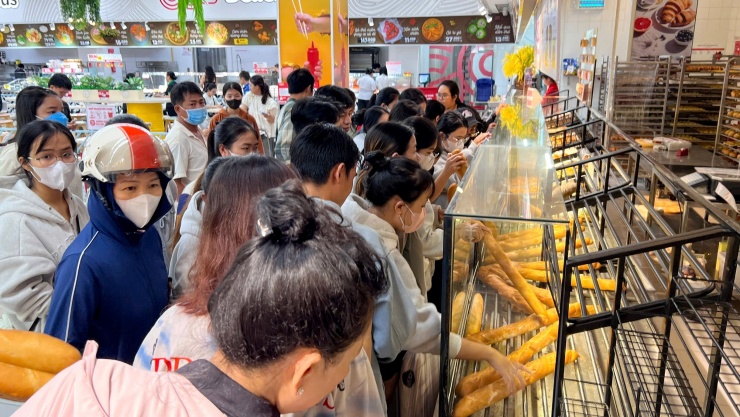 Người dân đổ xô tích trữ lương thực trước bão Kalmaegi - 9