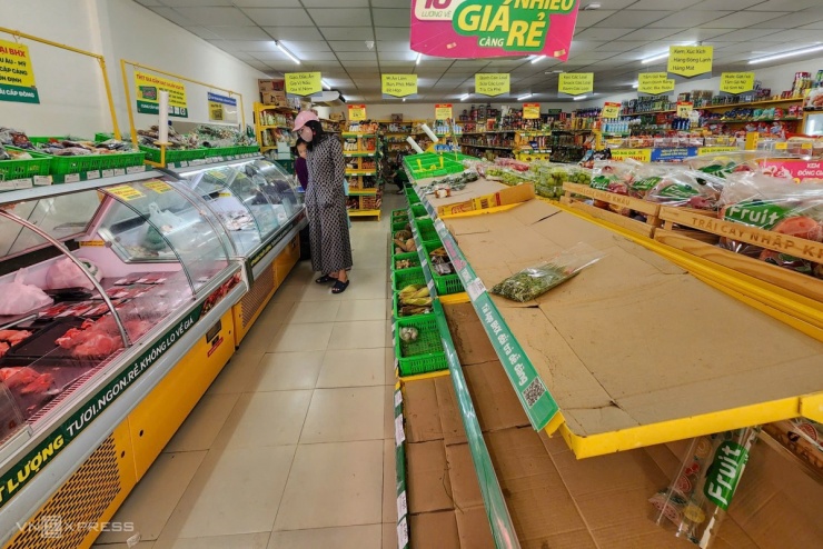 Tại một siêu thị ở phường Sông Cầu, tỉnh Đăk Lăk đến trưa 5/11, các kệ hàng rau, thịt đã hết hàng. Đại diện cửa hàng cho biết, sáng nay, khách đã tiêu thụ lượng hàng gấp 3 lần ngày thường, chủ yếu các loại thịt, cá, rau, mì gói để tích trữ. Ảnh: Đình Văn