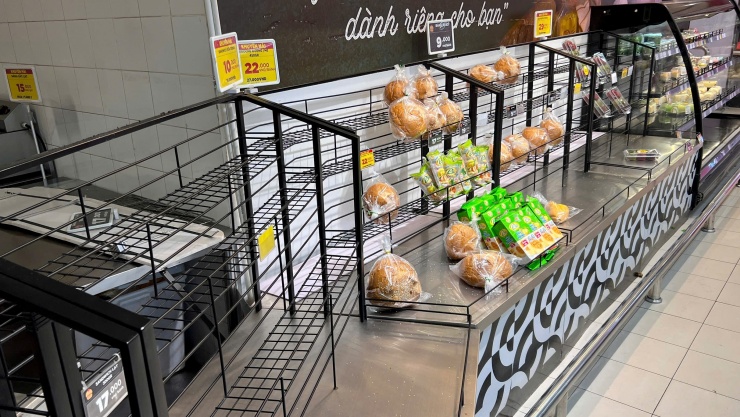 Tình trạng đông đúc cũng diễn ra tại siêu thị GO! ở phường Quy Nhơn sáng nay. Ông Đào Duy Tân, quản lý quầy bánh tại siêu thị cho biết lượng khách mua tăng đột biến, nhiều thời điểm không còn hàng để bán. "Lượng bánh bán ra tăng gấp ba lần ngày thường, đạt hơn 7.000 ổ", ông Tân nói. Ảnh: Minh Hoàng