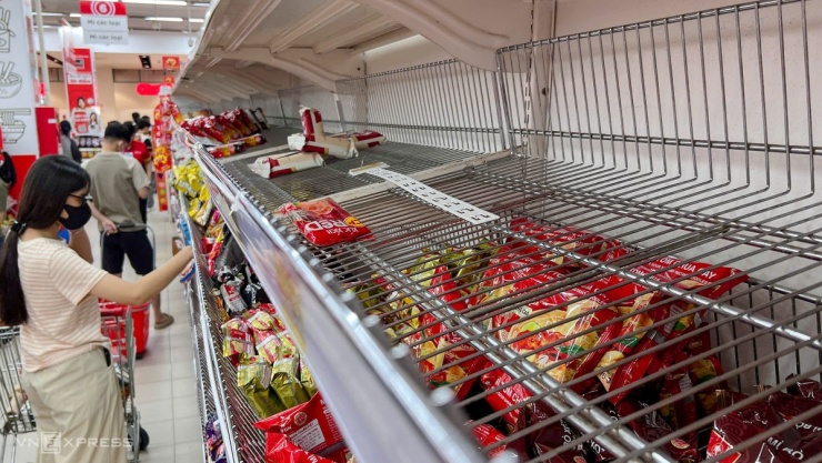 Nhân viên quầy lương thực khô siêu thị GO! cho biết lượng mì gói bán ra hôm nay tăng gần 10 lần so với ngày thường. Dù liên tục châm thêm hàng, nhiều kệ vẫn rơi vào tình trạng cháy hàng.